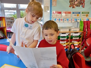 2 children reading in a classroom